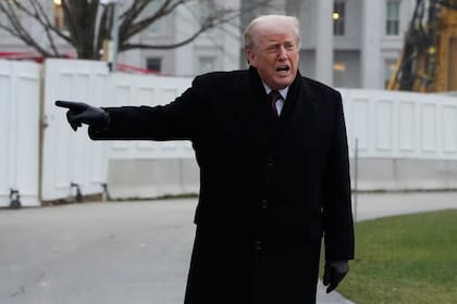 El presidente Donald Trump hace un comentario tras descender del Marine One en el Jardín Sur de la Casa Blanca, el miércoles 17 de diciembre de 2025, en Washington. (AP Foto/Mark Schiefelbein)