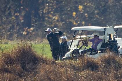 Trump, en su campo de golf, en una postal contrastante con la movida que agitaba a todo el país tras confirmarse la victoria de su rival demócrata