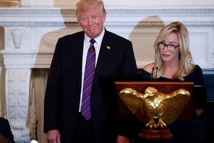El presidente Donald Trump junto a su asesora espiritual, Paula White
