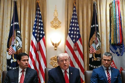 El presidente Donald Trump junto al secretario de Estado, Marco Rubio, a su derecha, y el secretario de Defensa, Pete Hegseth a su izquierda