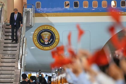 El presidente Donald Trump llega a bordo del Air Force One al Aeropuerto Internacional de Pekín