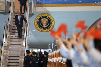 El presidente Donald Trump llega a bordo del Air Force One el miércoles 13 de mayo de 2026 al Aeropuerto Internacional de Pekín-Capital