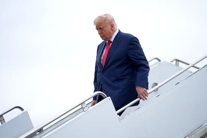 El presidente Donald Trump llega en el Air Force One al Aeropuerto Regional Hagerstown en Hagerstown, Maryland en ruta a Camp David, Maryland, el 8 de junio del 2025. (AP foto/Manuel Balce Ceneta)