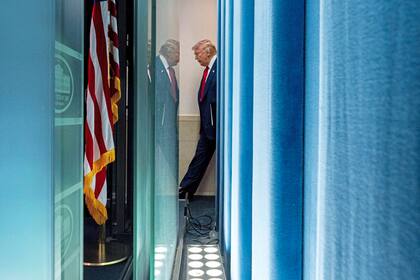 El presidente Donald Trump llega para hablar con los periodistas en la Casa Blanca, el lunes 11 de agosto de 2025, en Washington, DC