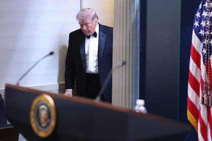 El presidente Donald Trump llegando a la sala de prensa de la Casa Blanca en Washington, el 25 de abril del 2026.