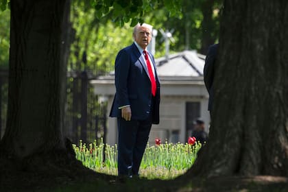 El presidente Donald Trump mira a lo lejos desde el Jardín Norte de la Casa Blanca, el miércoles 23 de abril de 2025, en Washington. (AP Foto/Mark Schiefelbein)