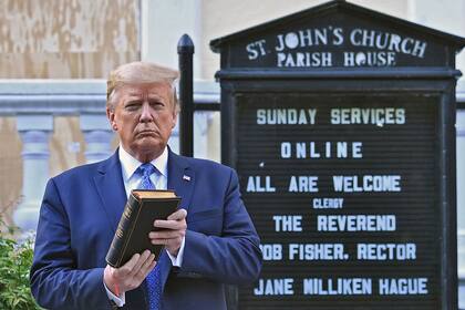 El presidente Donald Trump posa con una Biblia en la mano frente a una iglesia dañada en las protestas por la muerte de George Floyd