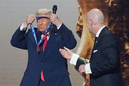 El presidente Donald Trump recibe el primer Premio FIFA de la Paz de manos del presidente de la FIFA, Gianni Infantino
