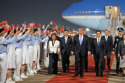 El presidente Donald Trump recibe una cálida bienvenida junto al vicepresidente chino Han Zheng a su llegada a Pekín