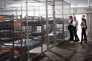 El presidente Donald Trump recorre el Alligator Alcatraz antes de su inauguración, el 1 de julio de 2025