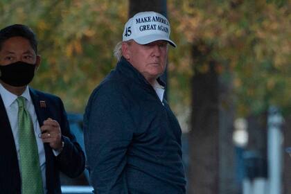 El presidente Donald Trump regresa a la Casa Blanca luego de haber estado jugando al golf en Virginia