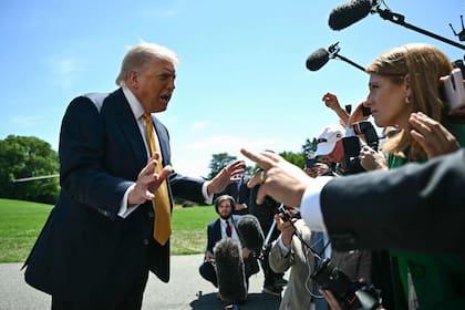 El presidente Donald Trump responde a los periodistas antes de emprender su viaje a China.