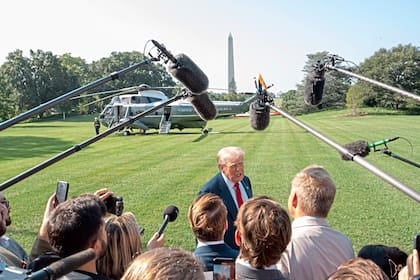 El presidente Donald Trump responde preguntas antes de partir a Escocia.