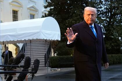 El presidente Donald Trump sale de la Casa Blanca, el 31 de enero de 2025, en Washington, con destino a Florida. (AP/Jacquelyn Martin)