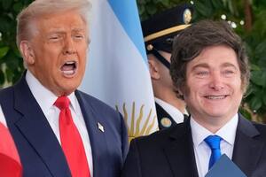 El presidente Donald Trump saluda a su par argentino, Javier Milei, en la Casa Blanca