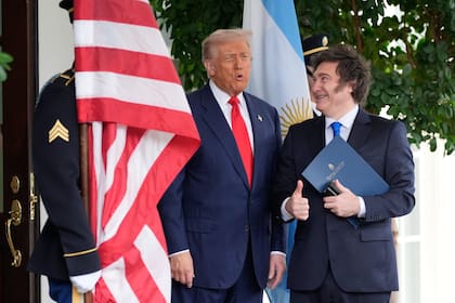 El presidente Donald Trump saluda al presidente argentino Javier Milei en la Casa Blanca, el martes 14 de octubre de 2025