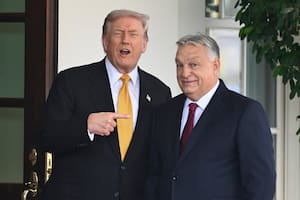 El presidente Donald Trump saluda al primer ministro de Hungría, Viktor Orbán, en la Casa Blanca