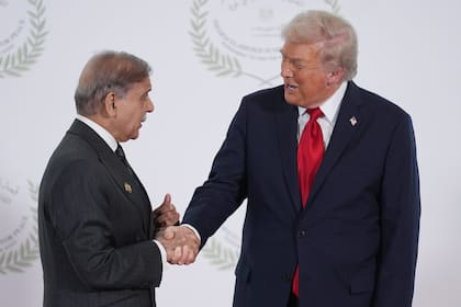 El presidente Donald Trump saluda al primer ministro paquistaní Shehbaz Sharif (AP Photo/Evan Vucci, Pool)