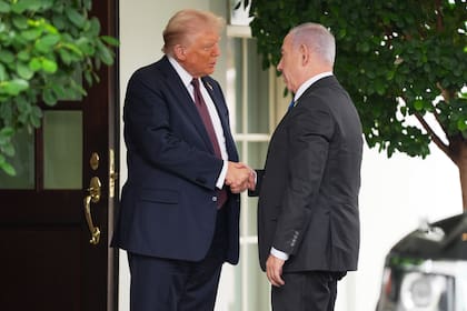 El presidente Donald Trump saluda al primer ministro israelí, Benjamin Netanyahu, en la Casa Blanca, el 29 de septiembre de 2025, en Washington.