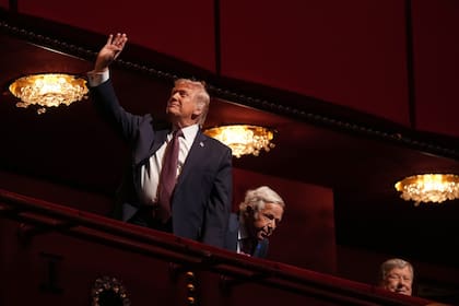El presidente Donald Trump saluda antes de la presentación del documental de Melania Trump.