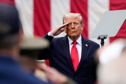 El presidente Donald Trump saluda durante una ceremonia en el Pentágono para conmemorar el 24 aniversario de los ataques del 11 de septiembre, el 11 de septiembre de 2025, en Washington.