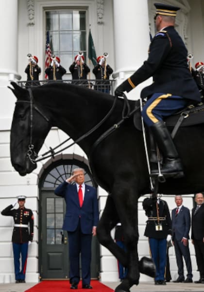 El presidente Donald Trump saluda durante una ceremonia oficial en la Casa Blanca, en una puesta en escena marcada por símbolos militares y una coreografía poco habitual en la tradición presidencial estadounidense