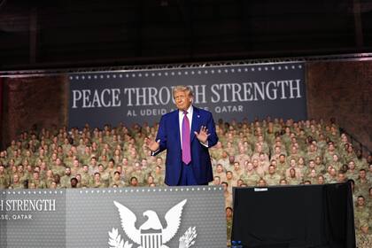 El presidente Donald Trump se dirige a las tropas en la Base Aérea Al Udeid, la mayor instalación militar estadounidense en la región, en Doha, Qatar, el jueves 15 de mayo de 2025.