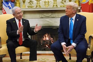 El presidente Donald Trump se reúne con el primer ministro de Israel, Benjamin Netanyahu, en el Despacho Oval de la Casa Blanca, el 4 de febrero de 2025, en Washington