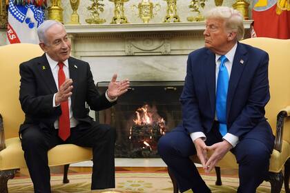 El presidente Donald Trump se reúne con el primer ministro de Israel, Benjamin Netanyahu, en el Despacho Oval de la Casa Blanca, el 4 de febrero de 2025, en Washington