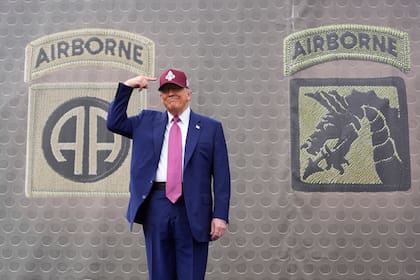 El presidente Donald Trump señala una gorra del Ejército durante un evento en Fort Bragg, Carolina del Norte, el martes 10 de junio de 2025. (AP Foto/Alex Brandon)