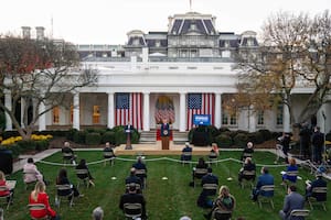 El presidente Donald Trump y Alex Azar, secretario de Salud y Servicios Humanos, hablan en el Jardín de las Rosas durante una conferencia de prensa en la Casa Blanca, en Washington, el 13 de noviembre de 2020, en plena pandemia.