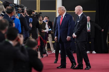 El presidente Donald Trump y el presidente de la FIFA, Gianni Infantino, hablan durante su llegada al Kennedy Center para el sorteo de la Copa Mundial de la FIFA 2026, el 5 de diciembre de 2025 en Washington.