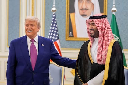 El presidente Donald Trump y el príncipe heredero saudí Mohammed bin Salman se reúnen en el Palacio Real, en Arabia Saudí, el 13 de mayo de 2025