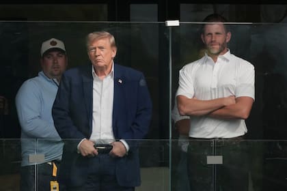 El presidente Donald Trump y Eric Trump observan el torneo Maaden LIV Golf Virginia en el Trump National Golf Club