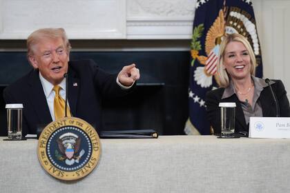 El presidente Donald Trump y la fiscal general Pam Bondi. (AP Foto/Evan Vucci)