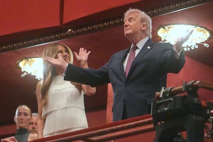 El presidente Donald Trump y la primera dama Melania Trump llegan al estreno del musical "Chicago" en el Centro John F. Kennedy