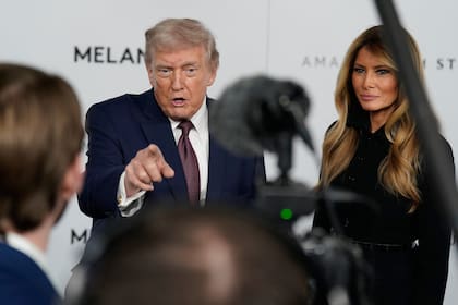 El presidente Donald Trump y la primera dama Melania Trump llegan al estreno de “Melania” en el John F. Kennedy Memorial Center for the Performing Arts, el jueves 29 de enero de 2026, en Washington