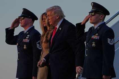 El presidente Donald Trump y la primera dama Melania Trump llegan en el Air Force One al Aeropuerto Internacional de Palm Beach en West Palm Beach, Florida, el 13 de febrero del 2026