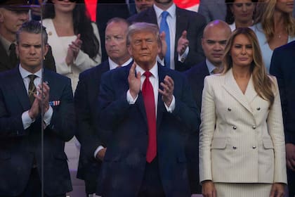 El presidente Donald Trump y su esposa, Melania, junto al secretario de Defensa, Pete Hegseth, en el desfile militar en Washington el sábado 14 de junio.