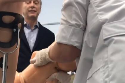 El mandatario durante la simulación de un parto