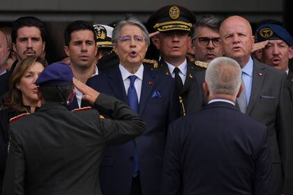 El presidente ecuatoriano Guillermo Lasso entonó ayer el himno de su país al salir de la Asamblea Nacional