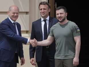 El presidente ed Ucrania, Volodmir Zelensky junto al presidente de Francia, Emmanuel Macon y el canciller de Alemania Olaf Scholz