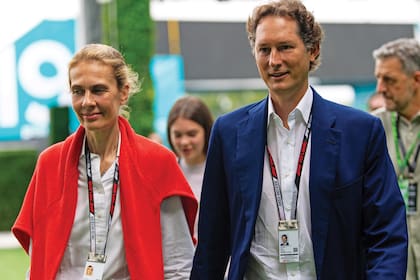 El presidente ejecutivo de Ferrari, John Elkann Agnelli, fue con su mujer, Lavinia Borromeo