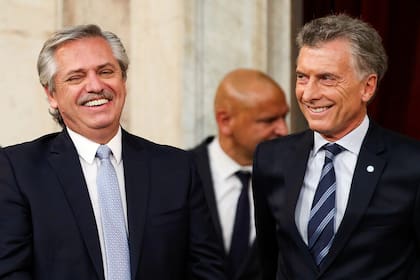 El presidente electo Alberto Fernández, junto a Mauricio Macri. Celeste bandera para el entrante; rayas al bies para el saliente