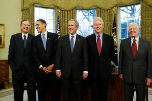 El presidente electo Barack Obama es recibido por el entonces presidente George W. Bush, para una reunión el 7 de enero de 2009, en la Casa Blanca en Washington.