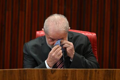 El presidente electo de Brasil, Luiz Inácio da Silva, llora durante la ceremonia de certificación en la sede del Tribunal Superior Electoral (TSE) en Brasilia, el 12 de diciembre de 2022.