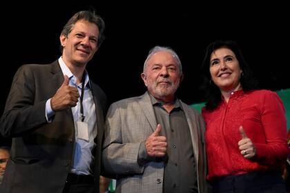 El presidente electo de Brasil, Luiz Inácio Lula da Silva (centro), el futuro ministro de Economía, Fernando Haddad (izquierda), y la futura ministra de Planificación, Simone Tebet (derecha), el 29 de diciembre