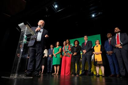El presidente electo de Brasil, Luiz Inácio Lula da Silva, anuncia a ministros de su nuevo gobierno, en Brasilia, el jueves 22 de diciembre de 2022. (AP Foto/Eraldo Peres)