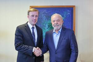 El presidente electo de Brasil Lula da Silva junto al asesor de Seguridad Nacional de EE.UU., Jake Sullivan en Brasilia, el 5 de diciembre de 2022.