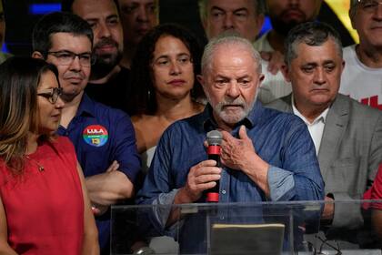 El presidente electo de Brasil, Lula da Silva, da su discurso de victoria junto a Janja, su esposa y futura primera dama (AP Photo/Andre Penner)
